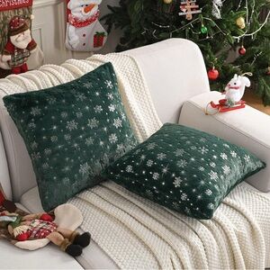 NIB Snowflakes Green Throw Pillow Covers 18x18”  Set of 2